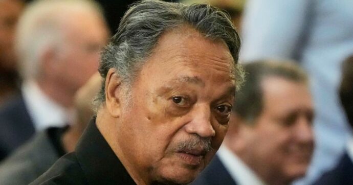 Jesse Jackson è morto: leader per i diritti civili, era insieme a Martin Luther King nella marcia di Selma