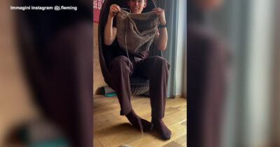 Copertina di Ferri e filo per scaricare la tensione: così il lavoro a maglia diventa protagonista delle Olimpiadi di Milano Cortina