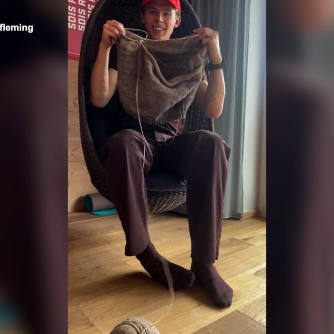 Ferri e filo per scaricare la tensione: così il lavoro a maglia diventa protagonista delle Olimpiadi di Milano Cortina