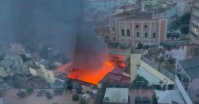 Copertina di Un incendio distrugge  il teatro Sannazaro