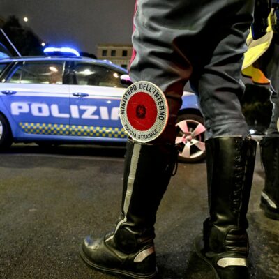 Copertina di Sicurezza, solo annunci: meno agenti e più reati con Draghi e Meloni