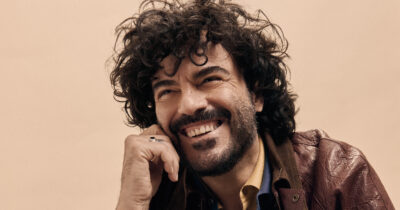 Copertina di “Perdere mia mamma ha pesato sui miei rapporti con le donne. Mai stato libero dall’idea di abbandono dell’amore”: Francesco Renga a Sanremo 2026