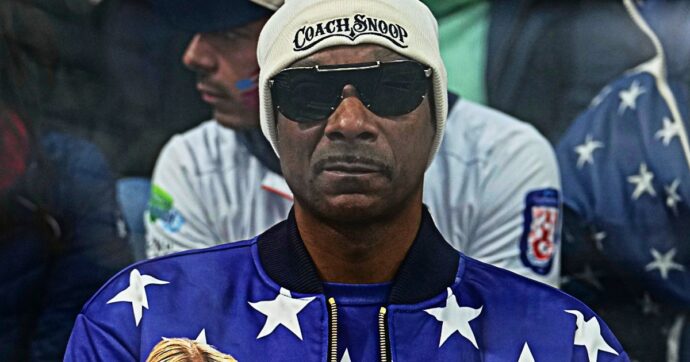 La carta di Snoop Dogg non funziona, i proprietari lo fanno mangiare gratis: lui si sdebita con un regalo “olimpico”