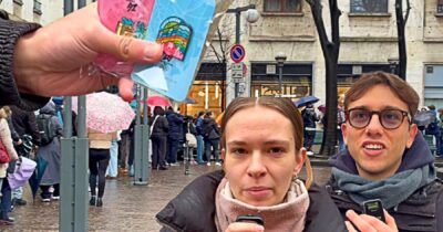 Copertina di Corse alle edicole, code chilometriche e tensioni per gli infiltrati: come funziona la folle caccia alle spille a Milano