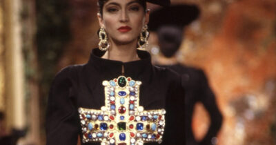 Copertina di Croci, ex voto e preghiere: la “Fashion Devotion” è il trend del momento. Ecco perché la Gen Z e la moda puntano tutto sulla religione