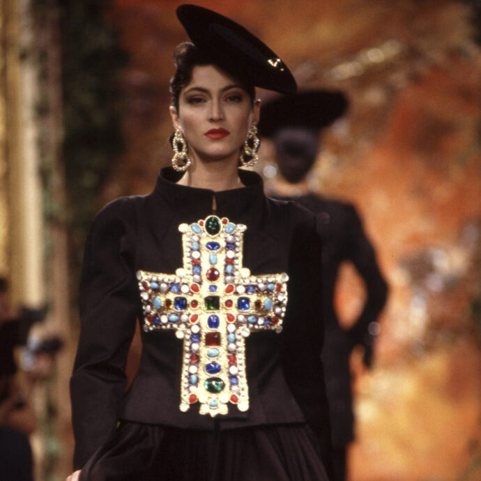 Croci, ex voto e preghiere: la “Fashion Devotion” è il trend del momento. Ecco perché la Gen Z e la moda puntano tutto sulla religione