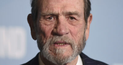 Copertina di “Victoria Jones è morta per un’overdose accidentale di cocaina”: svelata dal medico legale la causa del decesso della figlia dell’attore Tommy Lee Jones