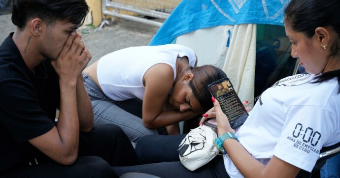 Venezuela, donne in sciopero della fame davanti a un carcere di Caracas: “I nostri cari sono prigionieri politici, avevano promesso di liberarli”