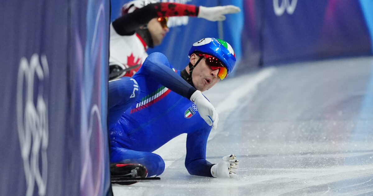 Beffa Sighel: va giù dopo un contatto e viene eliminato in semifinale nei 500m, poi scappa furioso negli spogliatoi Beffa Sighel: va giù dopo un contatto e viene eliminato in semifinale nei 500m, poi scappa furioso negli spogliatoi