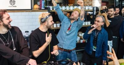 Copertina di Ballare sotto cassa alle dieci del mattino (con cornetto e cappuccino): è l’era del soft clubbing, ecco cos’è il nuovo trend che spopola tra la Gen Z