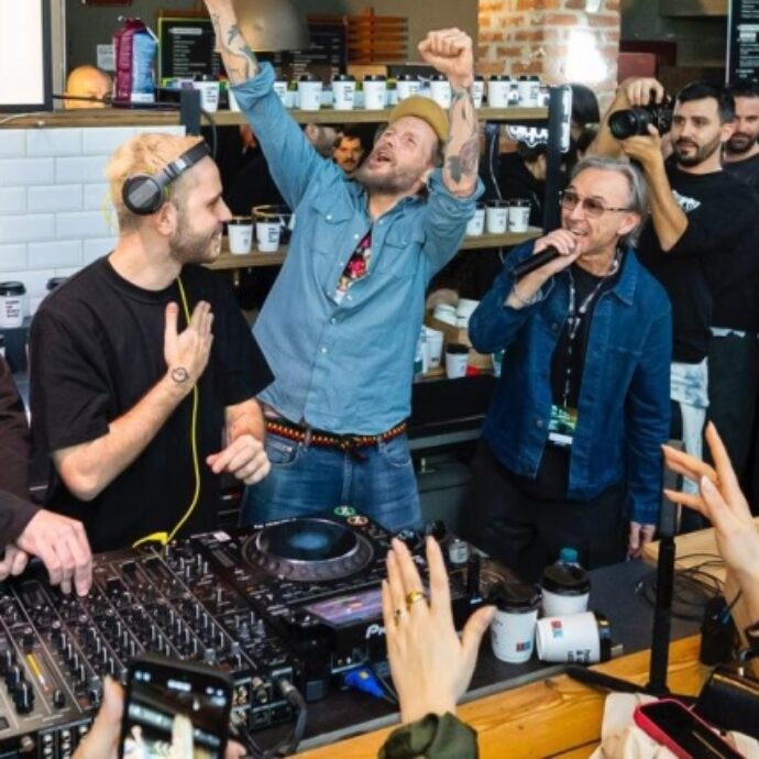 Ballare sotto cassa alle dieci del mattino (con cornetto e cappuccino): è l’era del soft clubbing, ecco cos’è il nuovo trend che spopola tra la Gen Z