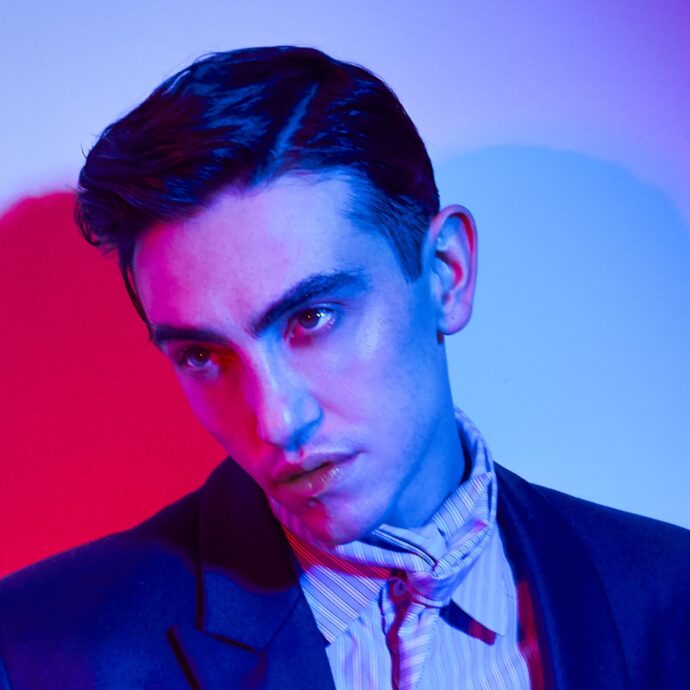 “Con Carlo Conti mi sento un po’ come il figliol prodigo che dice ‘papà torno a casa, io ho imparato a fare queste cose, vediamo che succede’”: Michele Bravi a Sanremo 2026