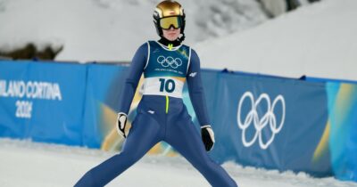 Copertina di Fiori contro l’odio social: un volontario (e allenatore) consola Pola Beltowska che ha sbagliato il lancio dal trampolino