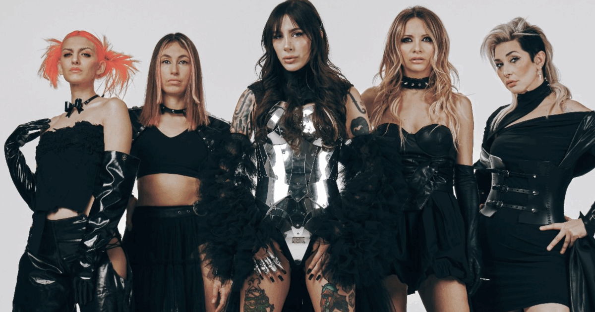 “Ascolta, compra, mangia, caga, lavora, divertiti poco, lamentati tanto, ma dietro un telefono…”: le Bambole di Pezza a Sanremo 2026