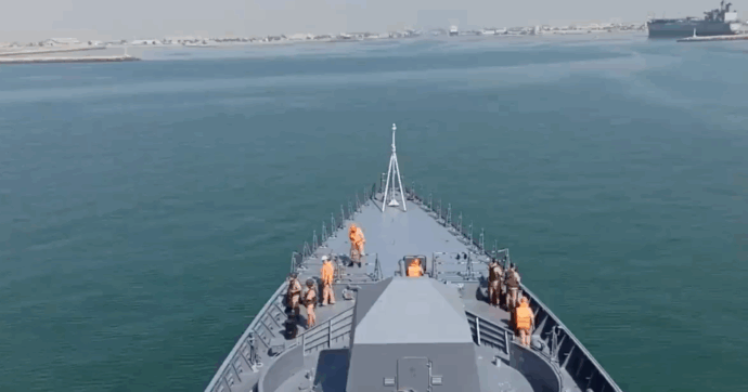 L’Iran annuncia un’esercitazione militare navale con la Russia: in un video l’arrivo della Stoikiy nel porto di Bandar Abbas