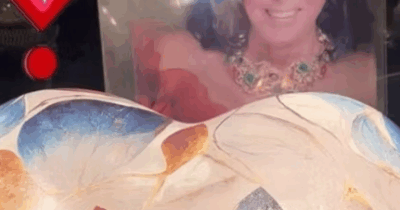 Copertina di “Sei tornata. Sempre con me a casa come ti avevo promesso”: Giada De Blanck mostra l’urna con le ceneri della della mamma Patrizia