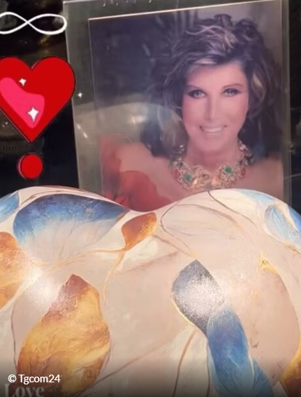 “Sei tornata. Sempre con me a casa come ti avevo promesso”: Giada De Blanck mostra l’urna con le ceneri della della mamma Patrizia