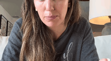 Copertina di “Sono risultata positiva a uno screening oncologico. Ho due bambine piccole, è uno dei momenti più difficili della mia vita”: la confessione di Christy Carlson Romano