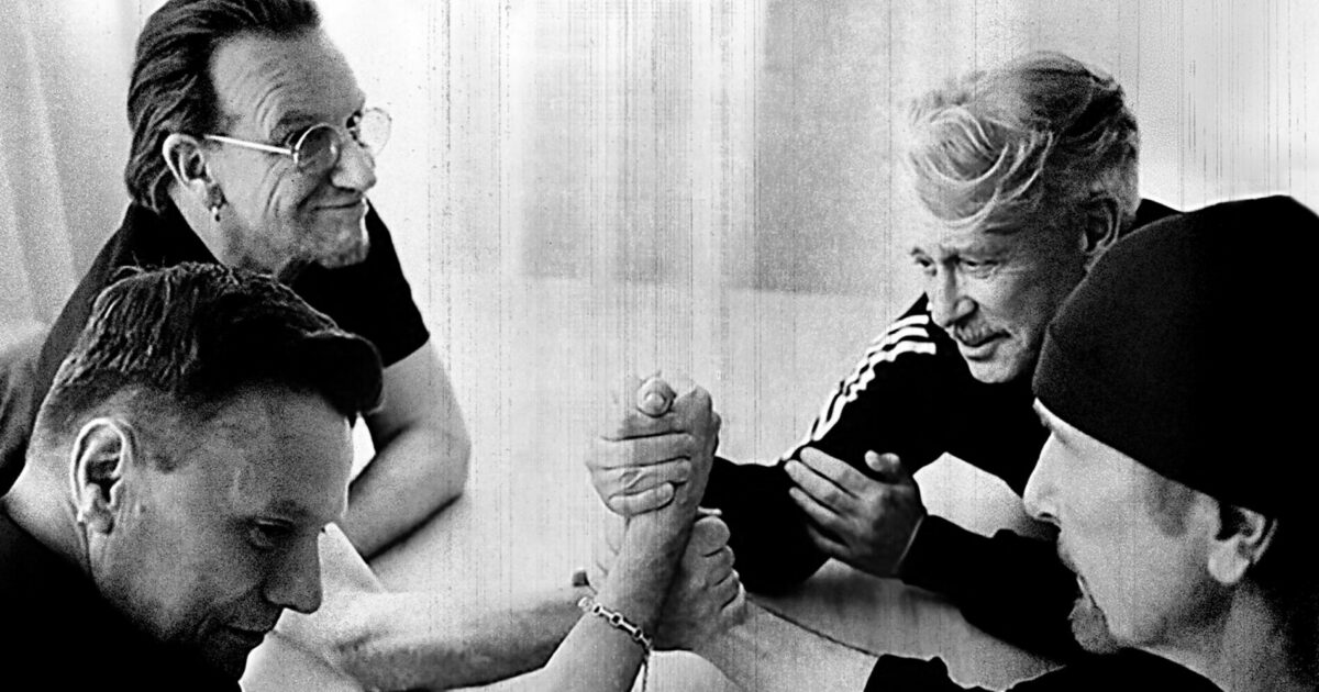 Gli U2 urlano contro la guerra, per la libertà e l’Ucraina. Bono: “Non c’è nulla di normale in questi tempi folli. Dobbiamo opporci prima di poter tornare ad avere fiducia nel futuro”