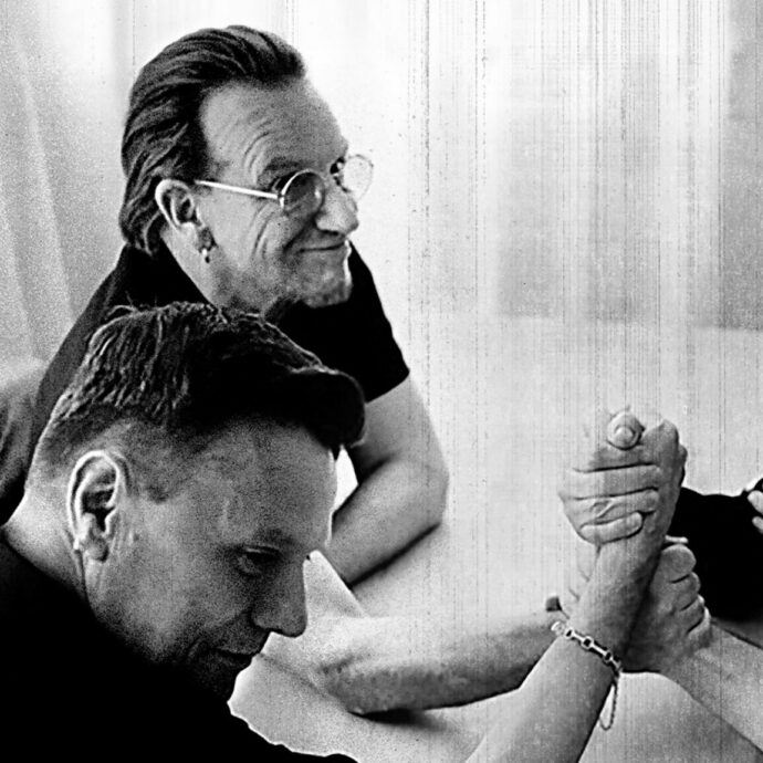 Gli U2 urlano contro la guerra, per la libertà e l’Ucraina. Bono: “Non c’è nulla di normale in questi tempi folli. Dobbiamo opporci prima di poter tornare ad avere fiducia nel futuro”