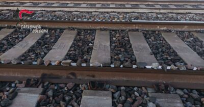 Copertina di “Stava mettendo pietre sui binari del treno”: arrestato 20enne nel Bolognese