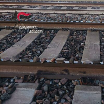 Copertina di Metteva pietre sulle rotaie: arrestato 20enne. “Colpito un Regionale, evitato impatto con un Frecciarossa”