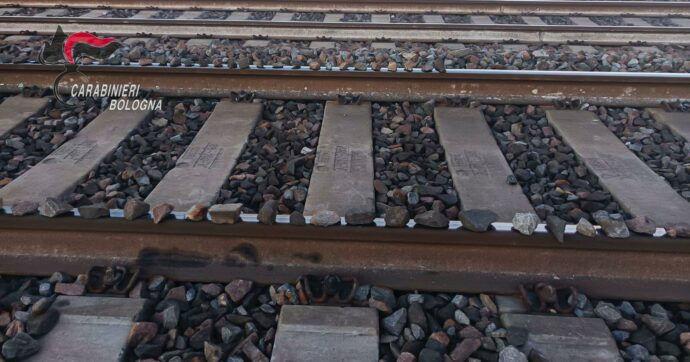 “Stava mettendo pietre sui binari del treno”: arrestato 20enne nel Bolognese