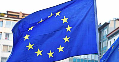 Copertina di Gaffe all’Arena di Santa Giulia, sequestrata bandiera Ue a un 12enne: “È un simbolo politico”. Poi le scuse