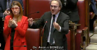 "Io e Fratoianni minacciati di morte": la denuncia di Bonelli che mostra in Aula le lettere ricevute