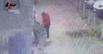 Copertina di Tenta di rapire un bambino in un supermercato: arrestato un 45enne a Napoli