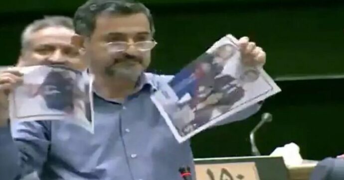 Deputato iraniano strappa la foto di Mattarella durante un intervento in Parlamento. Tajani: “Convocato l’ambasciatore”