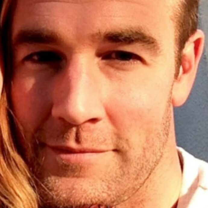 James Van Der Beek e la moglie si sono risposati pochi giorni prima della sua morte: “Lo abbiamo fatto a letto, i nostri amici ci hanno riempito la camera di fiori e candele”