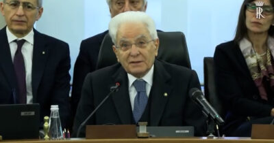 Copertina di Mattarella a sorpresa al plenum del Csm: “Mai partecipato ai lavori ordinari in 11 anni. Necessario sottolineare il suo ruolo di rilievo”