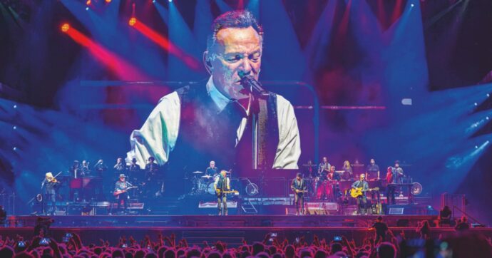 ‘’Tempi bui, ma ora arriva la cavalleria’’: da Springsteen agli U2, è ‘’Resistenza’’ artistica