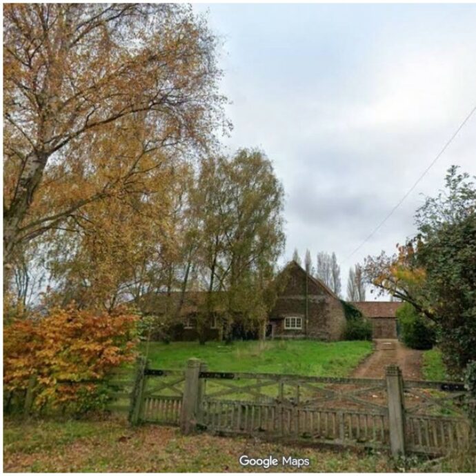 “Addio lusso, adesso vive in una piccola fattoria paludosa infestata da ratti e piena di nidi di vespe che si allaga quando piove”: la nuova vita dell’ex principe Andrea a Marsh Farm