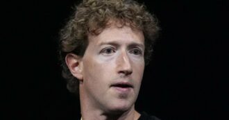 Copertina di “Con l’algoritmo crea dipendenza nei minori a scopo di lucro”: il primo processo contro Mark Zuckerberg