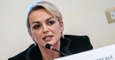 Copertina di C’è Francesca Pascale e Forza Italia fa rimuovere il simbolo dal manifesto dell’evento per il Sì al referendum