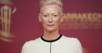 “Su Gaza la Berlinale tace e censura”: la lettera aperta di Tilda Swinton e altri 81 artisti. Accuse anche a Wim Wenders: “I registi non devono tenersi fuori dalla politica”