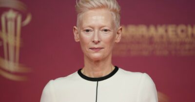 Copertina di “Su Gaza la Berlinale tace e censura”: la lettera aperta di Tilda Swinton e altri 81 artisti. Accuse anche a Wim Wenders: “I registi non devono tenersi fuori dalla politica”