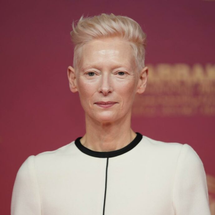 “Su Gaza la Berlinale tace e censura”: la lettera aperta di Tilda Swinton e altri 81 artisti. Accuse anche a Wim Wenders: “I registi non devono tenersi fuori dalla politica”
