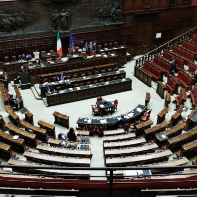 Copertina di La nuova legge elettorale ribalta gli esiti del Rosatellum: il premio di maggioranza avvantaggia (oggi) la destra. La simulazione