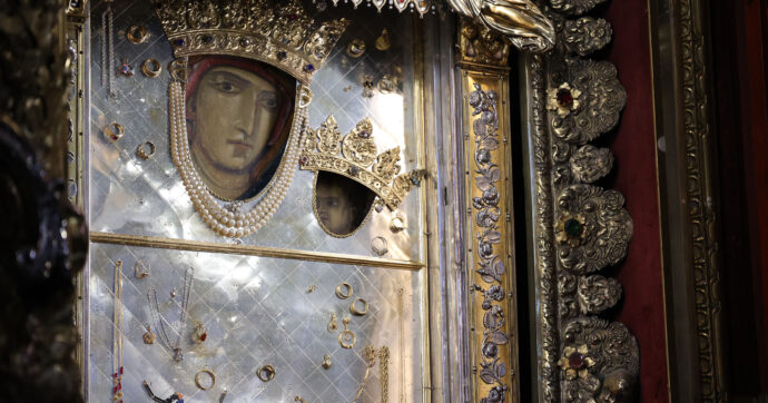 Bologna, furto nella basilica di San Luca: rubati gioielli dall’icona della Madonna. Indagini su un guanto, al vaglio i video