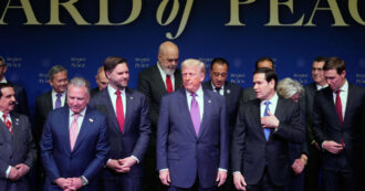 Trump inaugura il Board of Peace: “A Gaza forze militari da 5 Paesi. Tra 10 giorni scopriremo cosa succede con l’Iran”. Fuori, le proteste pro-pal