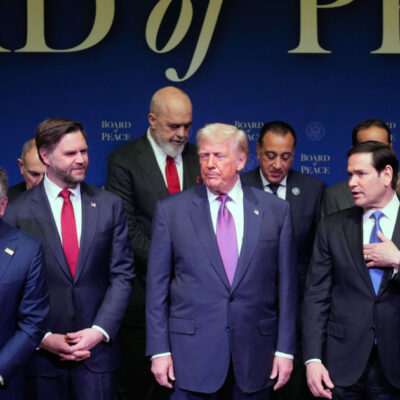 Copertina di Trump inaugura il Board of Peace: “A Gaza forze militari da 5 Paesi. Tra 10 giorni sapremo cosa succede con l’Iran”. Fuori le proteste pro-pal
