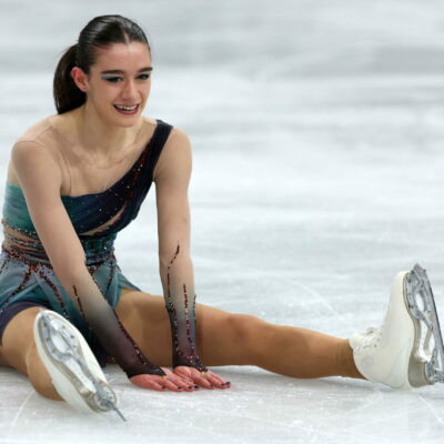 Copertina di Lara Naki Gutmann seduta sul ghiaccio dopo il suo libero: “Felice e commossa per quello che sono riuscita a fare”