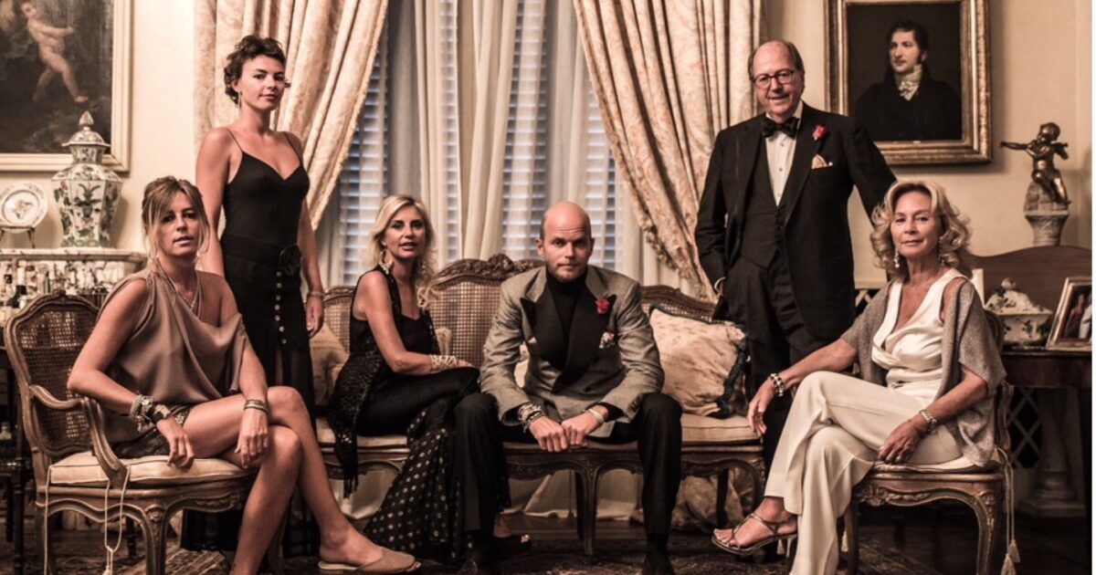 È morto Mariano Rubinacci, stilista simbolo della sartoria napoletana: tra i clienti De Sica e Pavarotti, le sue giacche in mostra al V&A di Londra