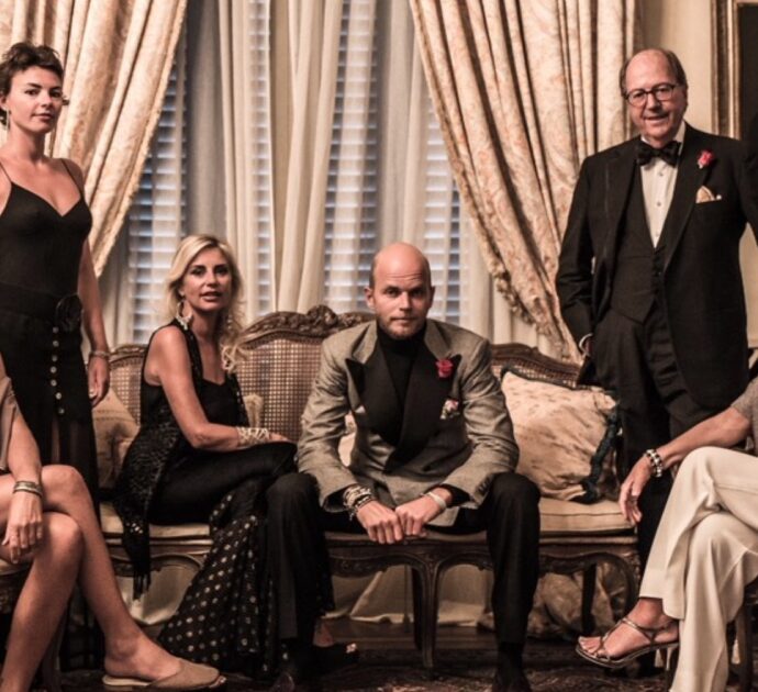 È morto Mariano Rubinacci, stilista simbolo della sartoria napoletana: tra i clienti De Sica e Pavarotti, le sue giacche in mostra al V&A di Londra