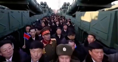 Copertina di Nord Corea, il leader Kim Jong Un svela un lanciamissili multiplo per testate nucleari