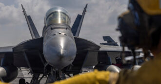 Copertina di Iran, media: “Esercito Usa in posizione per l’attacco. È il maggior schieramento aereo dall’invasione dell’Iraq del 2003”