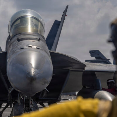 Copertina di Iran, media: “Esercito Usa in posizione per l’attacco. È il maggior schieramento aereo dall’invasione dell’Iraq del 2003”